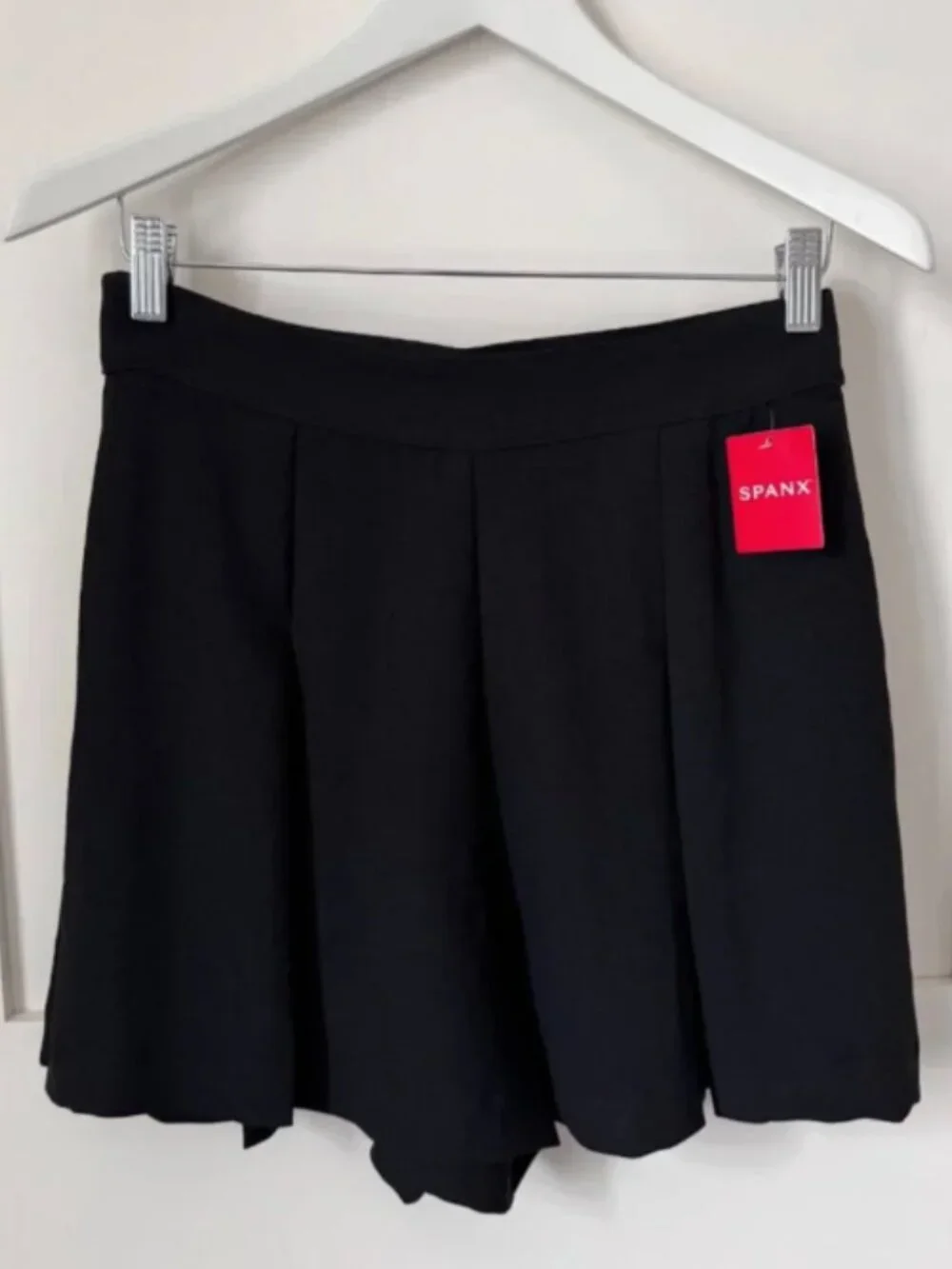 SPANX Crepe Pleated High Rise Pull On Shorts in Black Size Large
